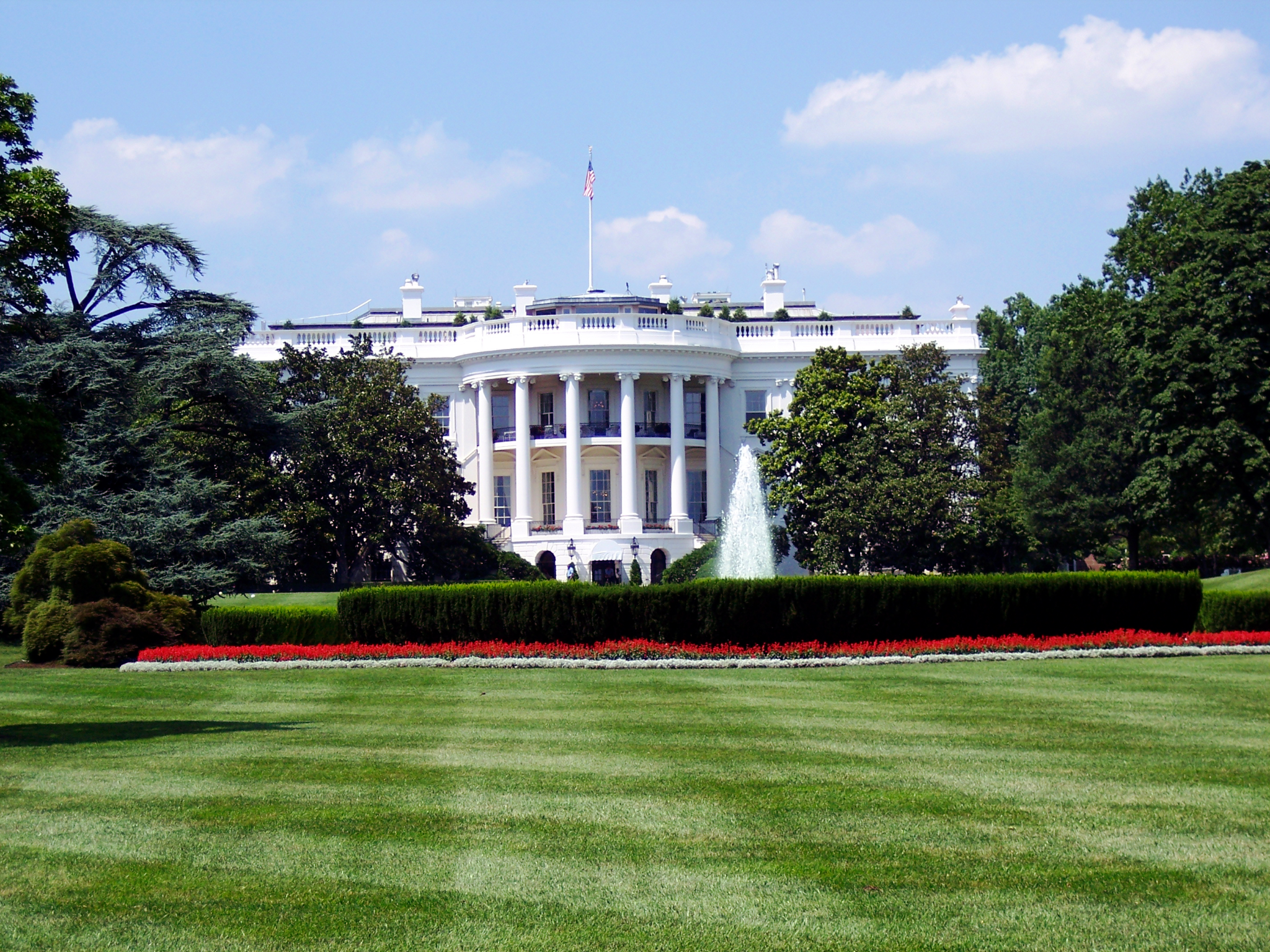 Photo of the front facade of the White House.