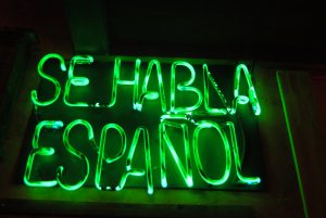 photo of sign that says 'se habla espanol'